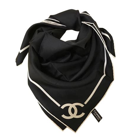 Foulard Chanel pour Femme .